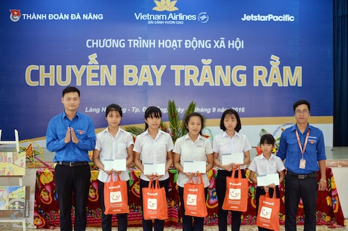 Rước đèn, phá cỗ trên máy bay Vietnam Airlines ảnh 1